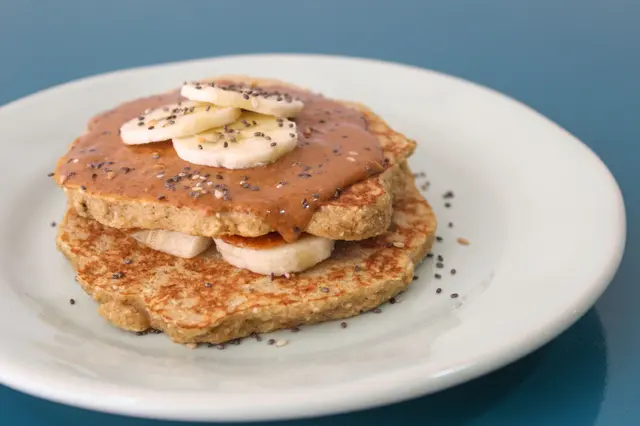 Crêpes d’avoine avec beurre d’arachide et banane