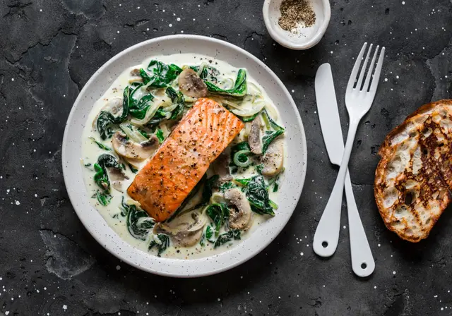 Recette saumon au four sauce crémeuse aux champignons et épinard