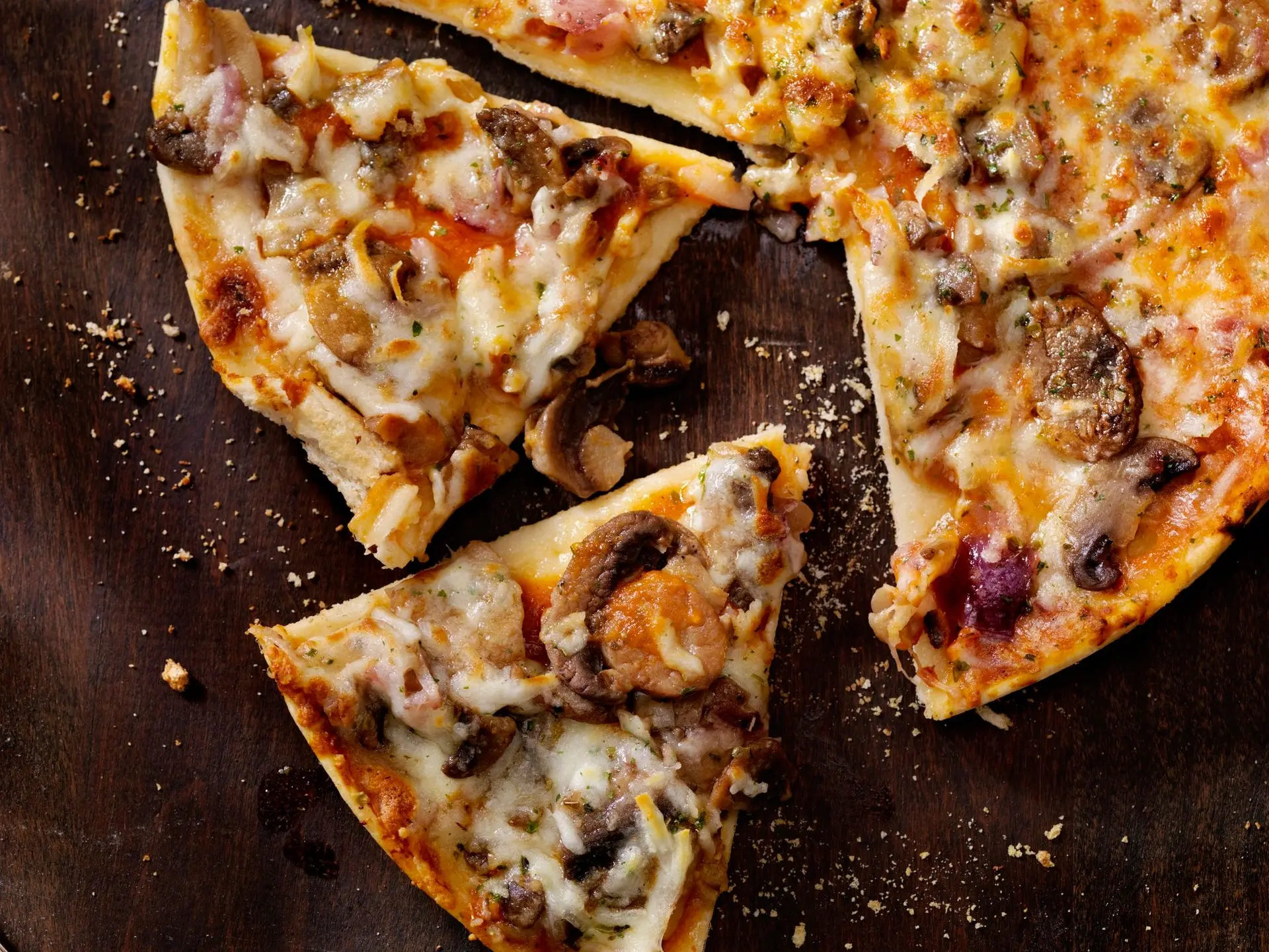 Pizza aux champignons rôtis, à l’ail et à l’oignon rouge